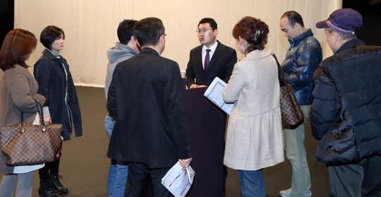 [포토]상담해주는 이충민 드림부동산투자연구소 이사!