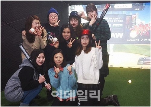 리얼야구존 연말 송년회 장소로 스크린야구장 방문하는 모임 증가