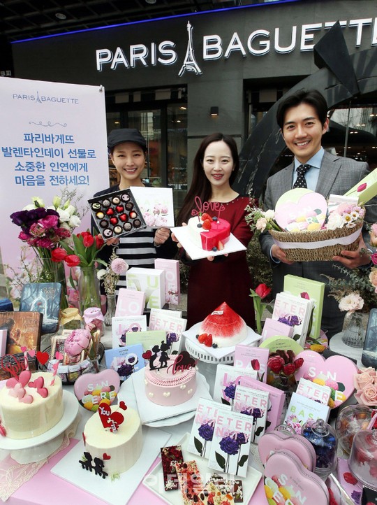 [포토] 꽃과 함께 전하는 센스 있는 발렌타인데이 선물 - 파리바게뜨