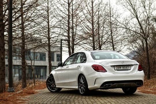 [포토] 강력한 주행 성능을 예고하는 2016 메르세데스-벤츠 C 450 AMG 4Matic