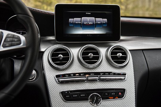 [포토] 화이트 카본 패널과 팝업 디스플레이가 적용된 2016 메르세데스-벤츠 C 450 AMG 4Matic의 실내 ...