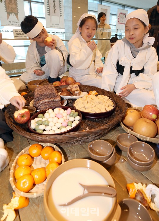 [포토]머슴들, 오늘만큼은 맘껏 먹고 마시고