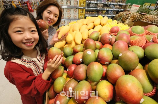 [포토] 이마트, 망고랑 애플망고 들여가세요