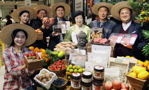 [포토]“농부들이 들고 온 특산물 맛보세요”