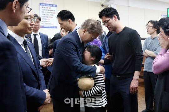 문재인, 거제 찾아 삼성중공업 크레인 사고 피해자·가족 면담 | 인스티즈