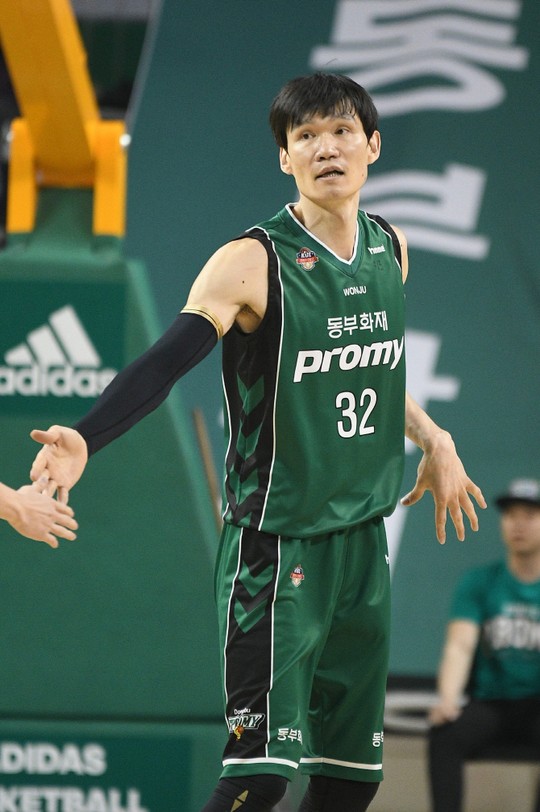 레전드 김주성 살신성인...연봉 대폭 깎고 1년 재계약
