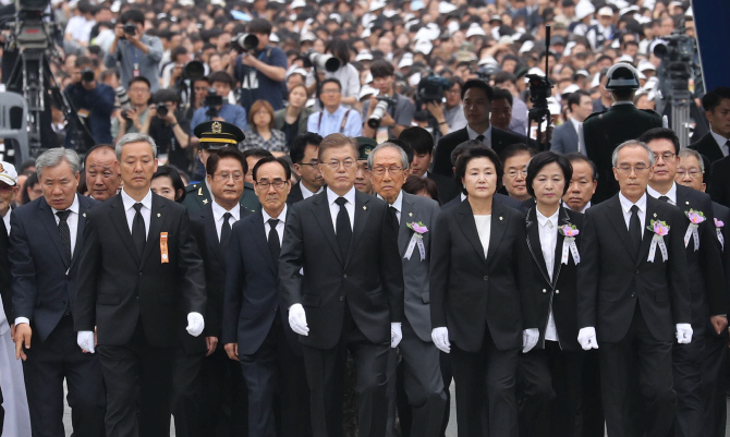 文대통령, 현충일 추념사에 '6·25' 넣지 않은 이유는?