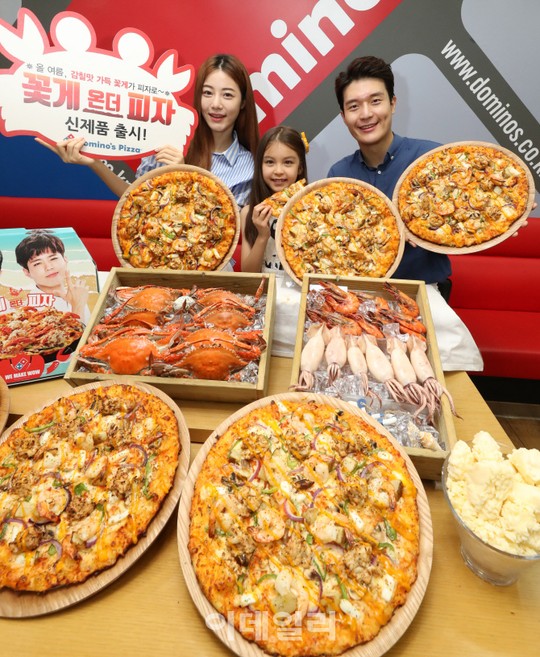 [포토]씨푸드 3총사가 뭉쳤다! 도미노피자 꽃게 온더 피자 출시