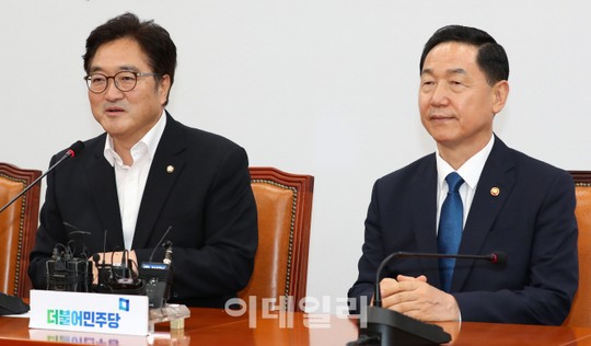 [포토]김상곤 사회부총리 만난 우원식 더민당 원내대표