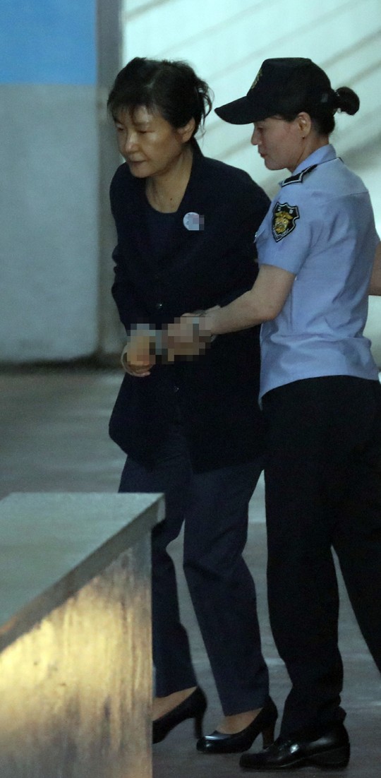 “박근혜, 구치소서 밥 대신 과일로 끼니..수액 맞기도”