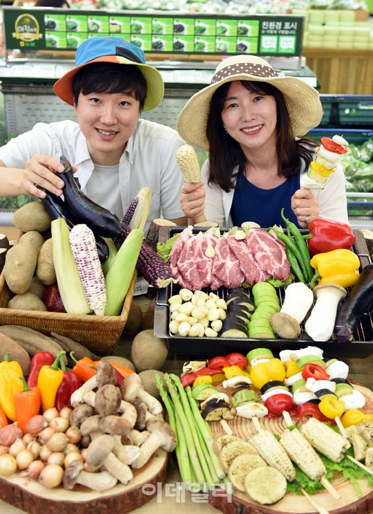 [포토]  여름 캠핑용 과일, 채소 농협유통에서 준비해요~