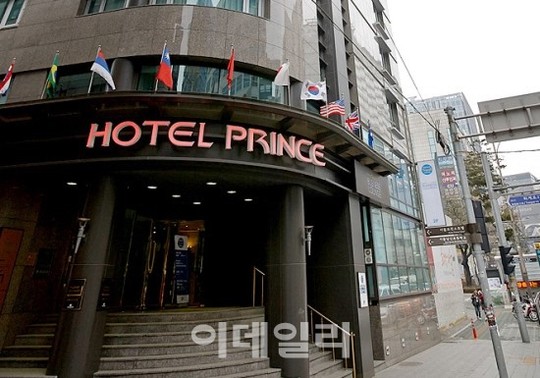 홍보 조건으로 무료 객실 제안한 최영미 시인, 갑질일까?