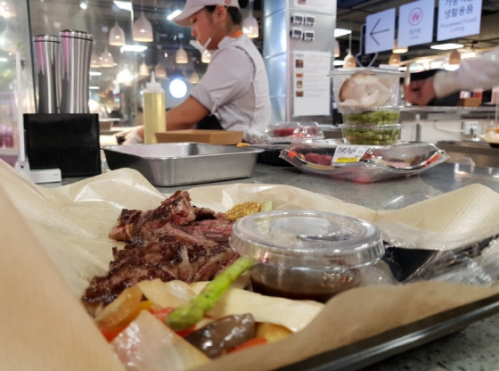 [강신우의 닥치Go]랍스터 ‘쪄주고’ 고기 ‘구워주는’ 마트 가보니