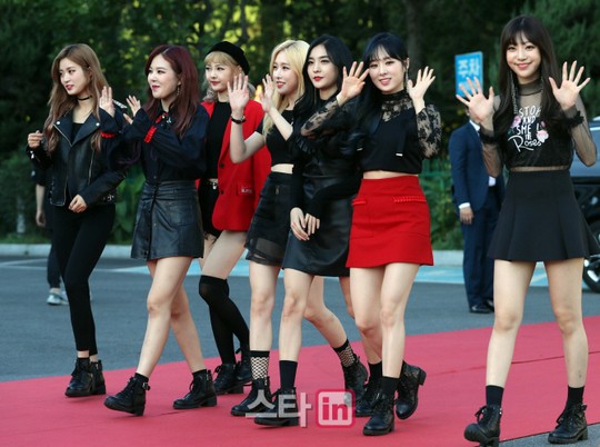 [포토]소나무 강렬한 레드 앤 블랙