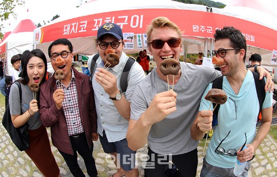 [포토] 돼지코 꼬치구이 환호하는 외국인