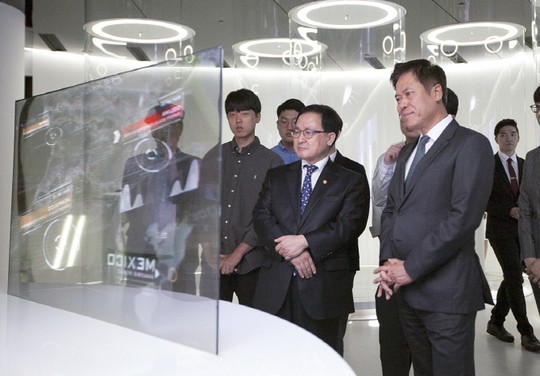 [포토]SK텔레콤 미래 ICT 전시관 ‘티움’ 개관식에 참석한 유영민 장관