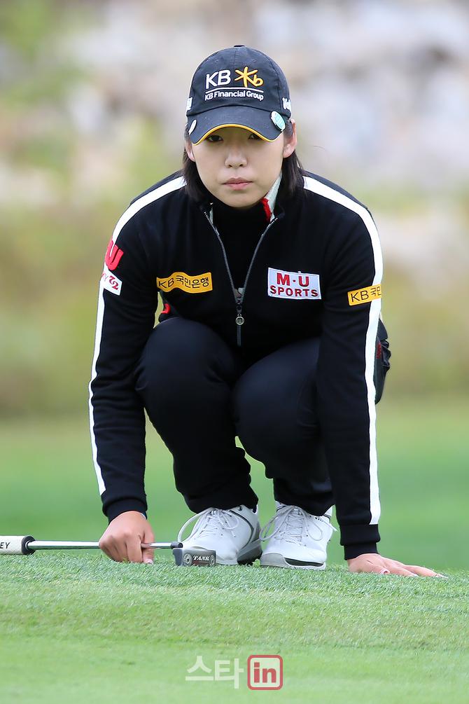 [포토] 이미향 예절 바르게 퍼팅 라인 살피기