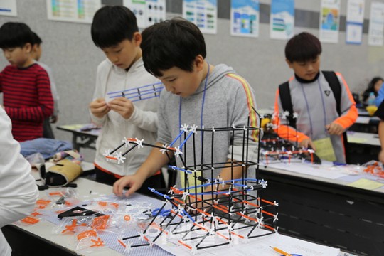[포토]다음엔 어떤 걸 이어볼까나…2017 수리과학창의대회