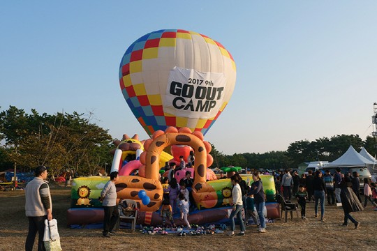 [포토] 고 아웃 캠프9에 설치된 열기구와 에어 바운스