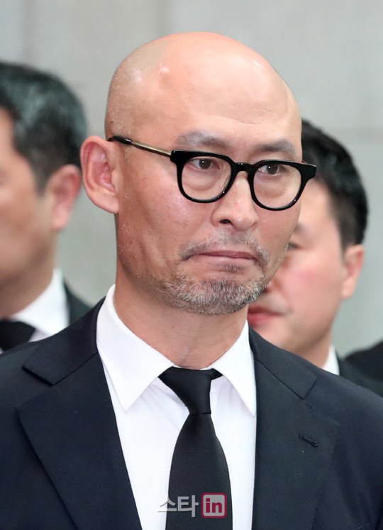 [포토]故 김주혁 운구차 지켜보는 김종도 나무엑터스 대표