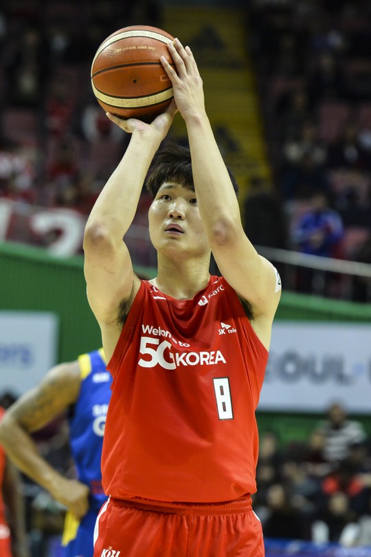 루키 안영준 17점 SK, 서울라이벌 삼성에 2점차 신승