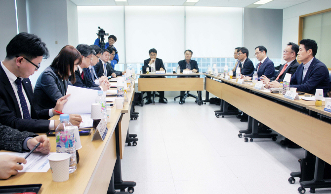 미국발 통상 쓰나미 강타…전자·철강·화학 전방위 압박