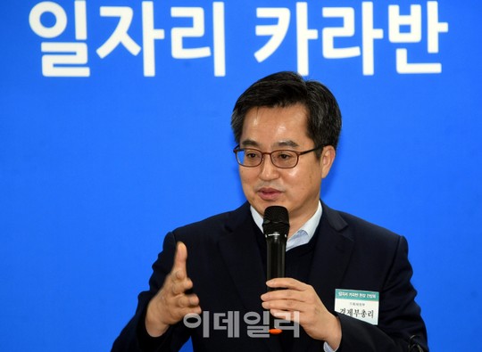 [포토] 현장에서 일자리 논의하는 김부총리