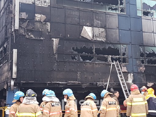 [단독]20명 사망 여탕, 비상구 아는 직원들 해고당해 없었다