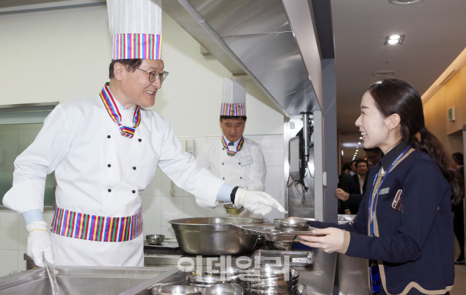 [포토]위성호 신한은행장, 직원식당서 신년 떡국 배식