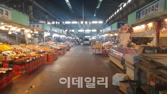 농축산물 선물은 10만원까지 허용…시장 울고, 대형마트 웃고