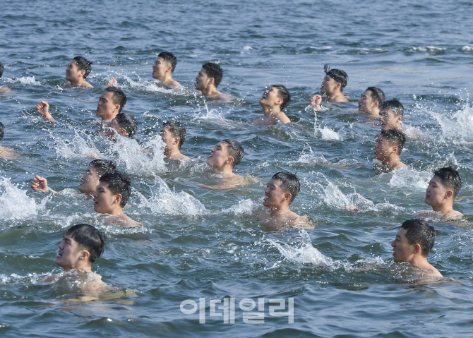 얼음장 같은 겨울바다에 풍덩…해군 해난구조대 혹한기 훈련