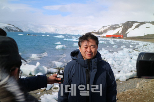 [포토]남극 찾은 김영춘 장관 지원 아끼지 않을 것