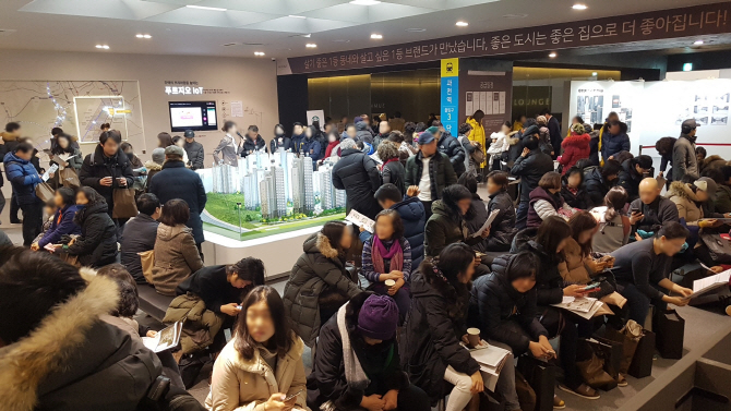 과천 로또청약 기대…푸르지오 써밋 모델하우스 인파로 북적