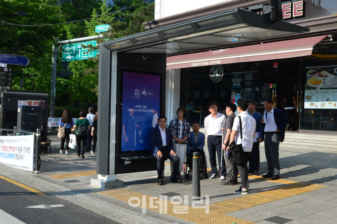 그늘막·온기텐트 이어 횡단보도 쉼터까지…착한행정 확산