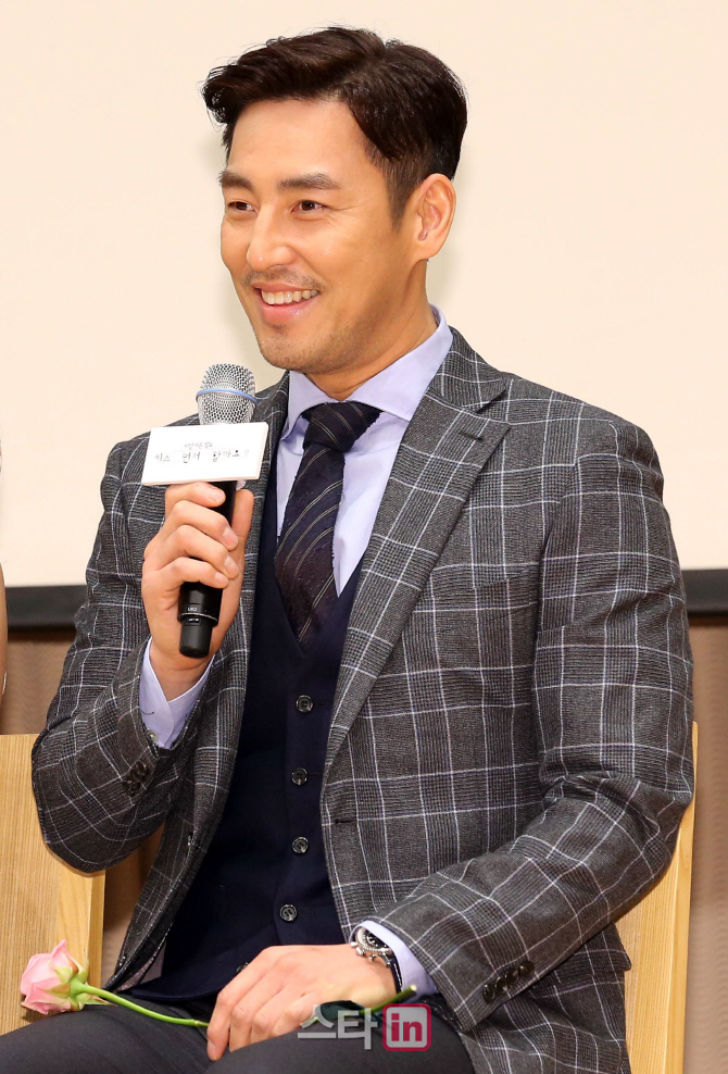 [포토]배우 김성수, '화면으로 확인해주세요'