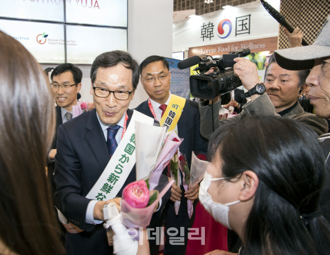 [포토] 동경식품박람회서 파프리카 홍보하는 이병호 사장