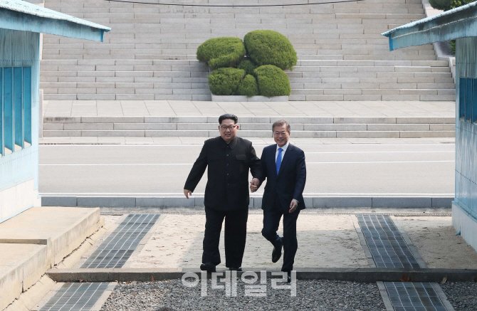 http://imgnews.naver.net/image/018/2018/04/27/0004089169_001_20180427124402346.jpg