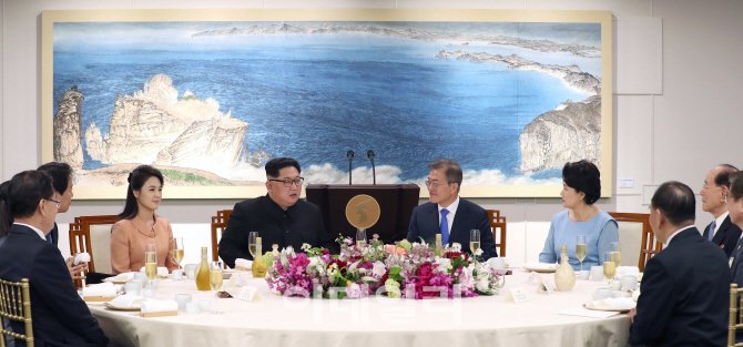 [포토]환영만찬 즐기는 남북 정상 내외