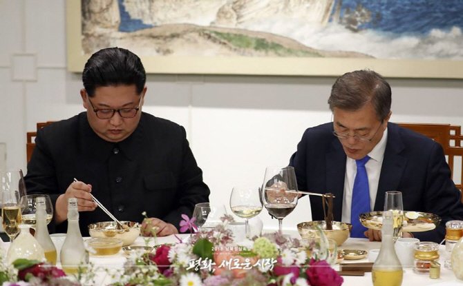 [포토] 문재인·김정은, 냉면을 대하는 진지함