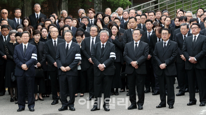 [포토]故 구본무 LG 회장 발인, 인사하는 유가족들