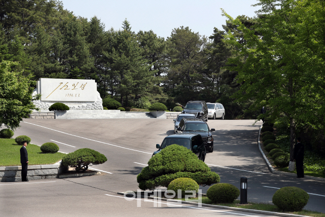 [포토]차량으로 北 통일각 이동하는 문재인 대통령