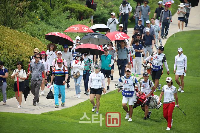 [포토] 김지현조를 따르는 수 많은 갤러리