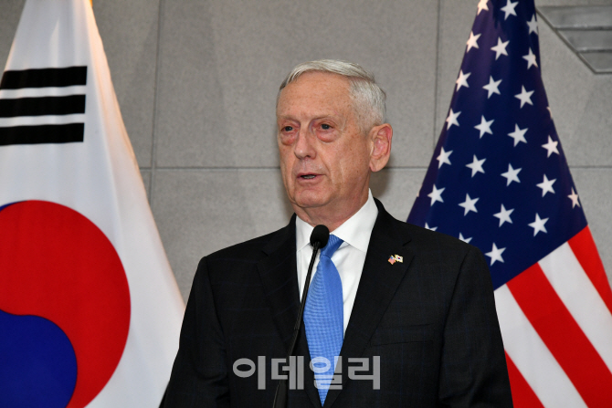[포토]인사말하는 제임스 매티스 미국 국방장관