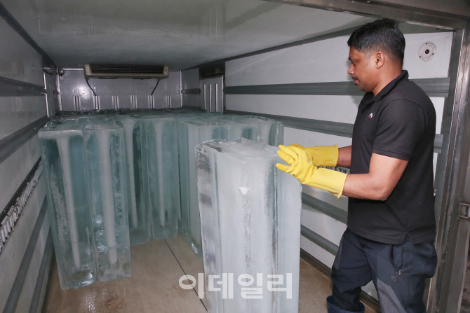 [포토]무더위, 얼음공장은 특수