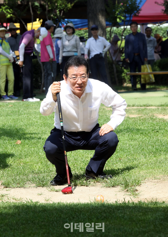 [포토] 강남구청장 파크골프 실력은?
