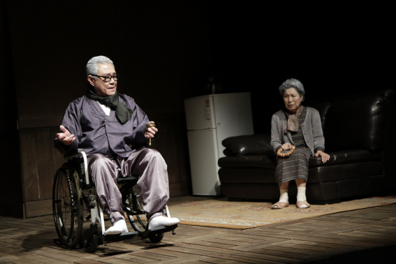 아들은 왜 아버지를 찔렀나…연극 장씨 일가