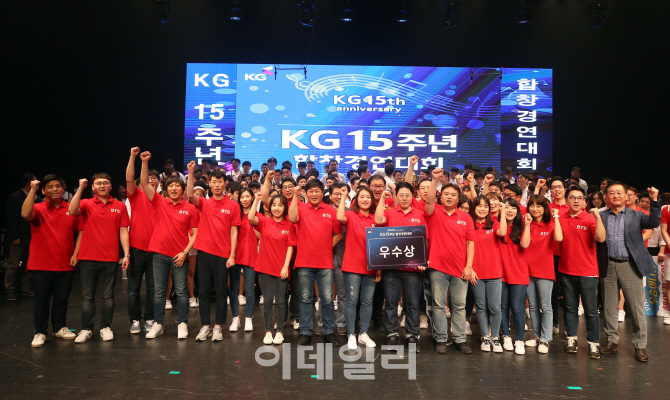 [포토]우수상, 이데일리와 이데일리 C&B, KG 써닝라이프의 ‘BTS(보통이 아닌 사람들)’ 팀