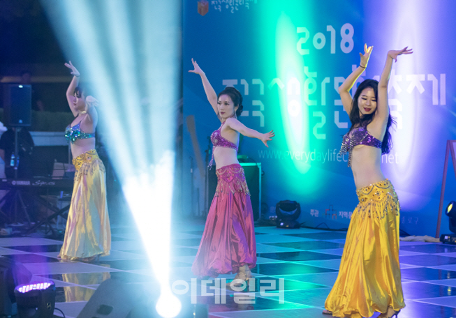 [포토] 밸리댄스 공연 펼치는 비라 팀