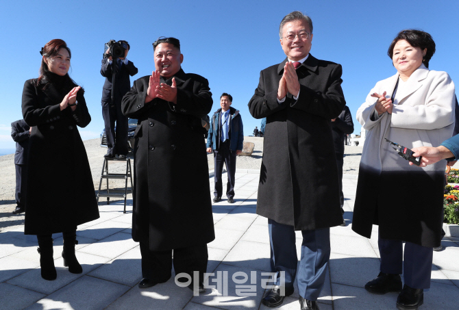 [포토]백두산에서 박수치는 문재인 대통령-김정은 위원장