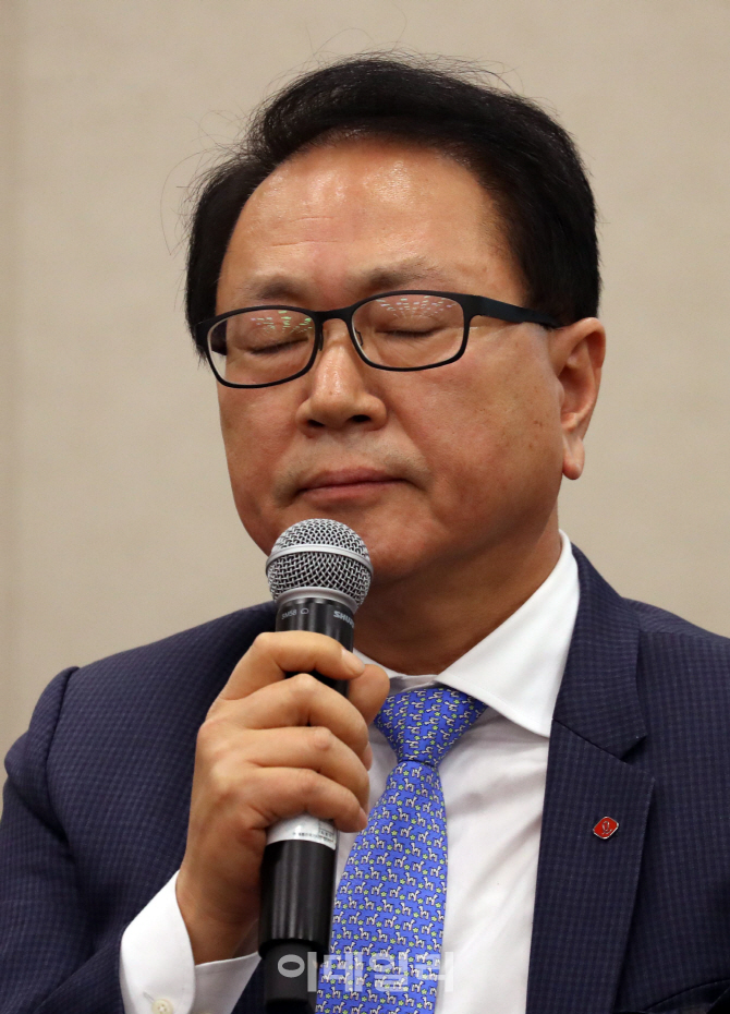 [포토]눈감은 정승인 코리아세븐 대표